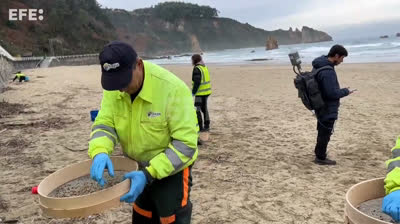 Galicia eleva la alerta por los pellets mientras llegan a las costas francesas